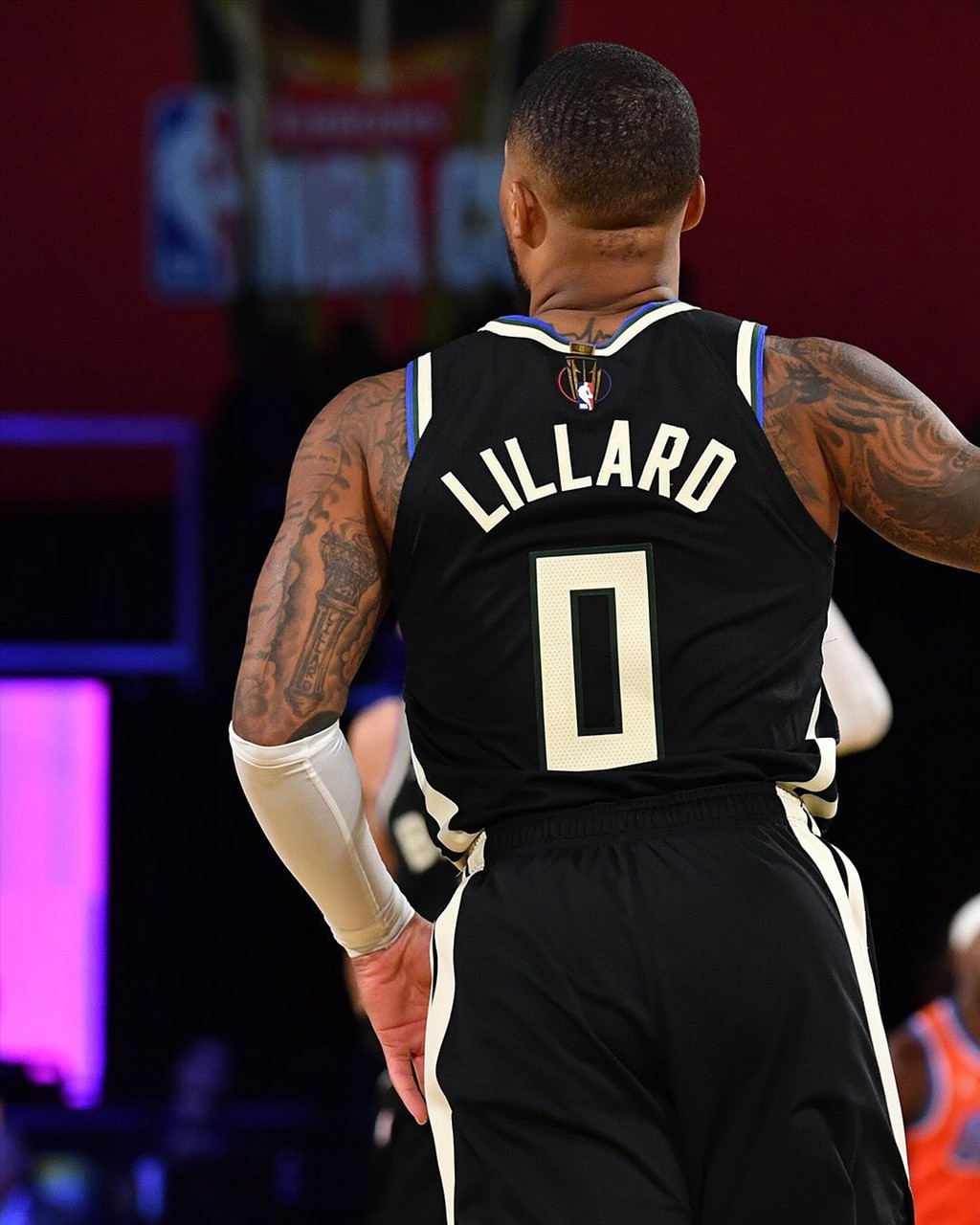 雄鹿横扫步行者，保持不败