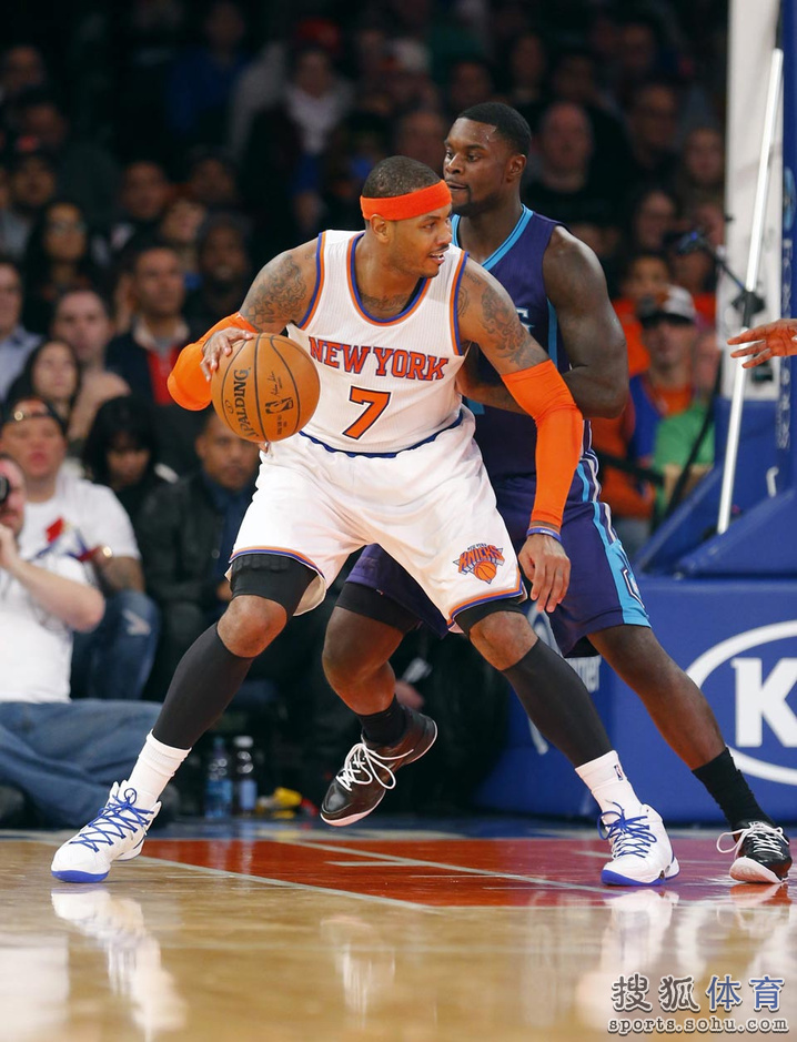 尼克斯轻取黄蜂，萨姆·米切尔完成帽子戏法