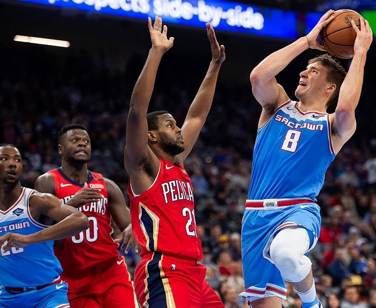 尼克斯轻取黄蜂，萨姆·米切尔完成帽子戏法